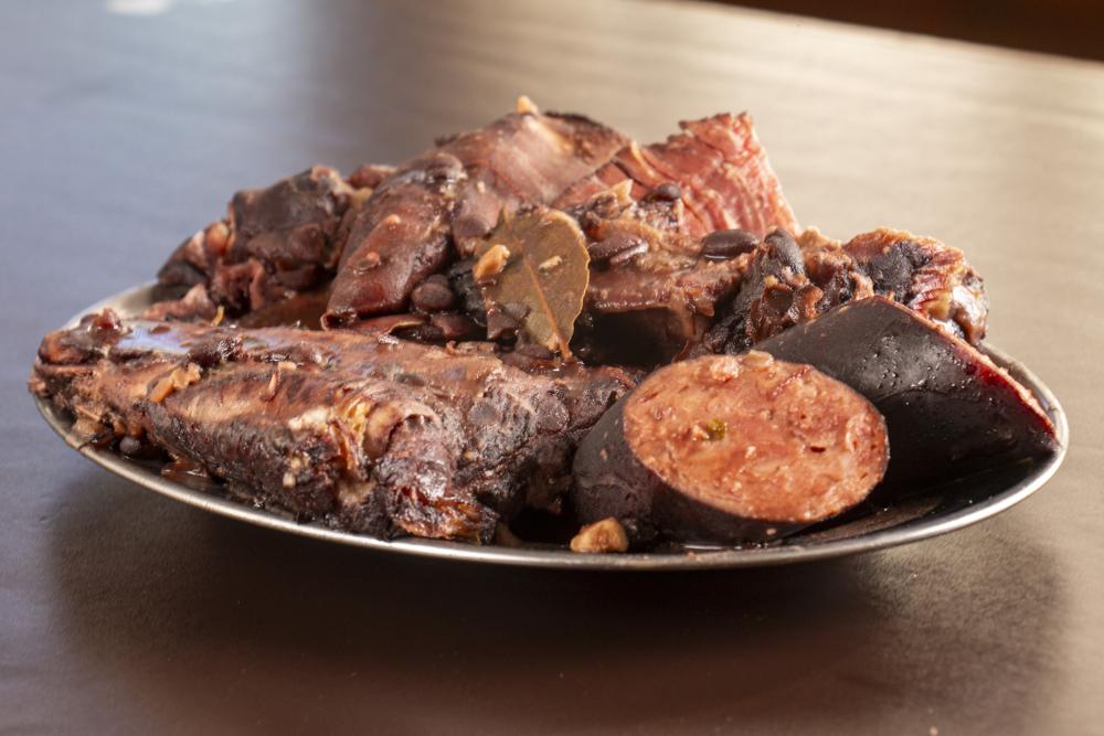 Carnes da feijoada: costela, paio e carne seca