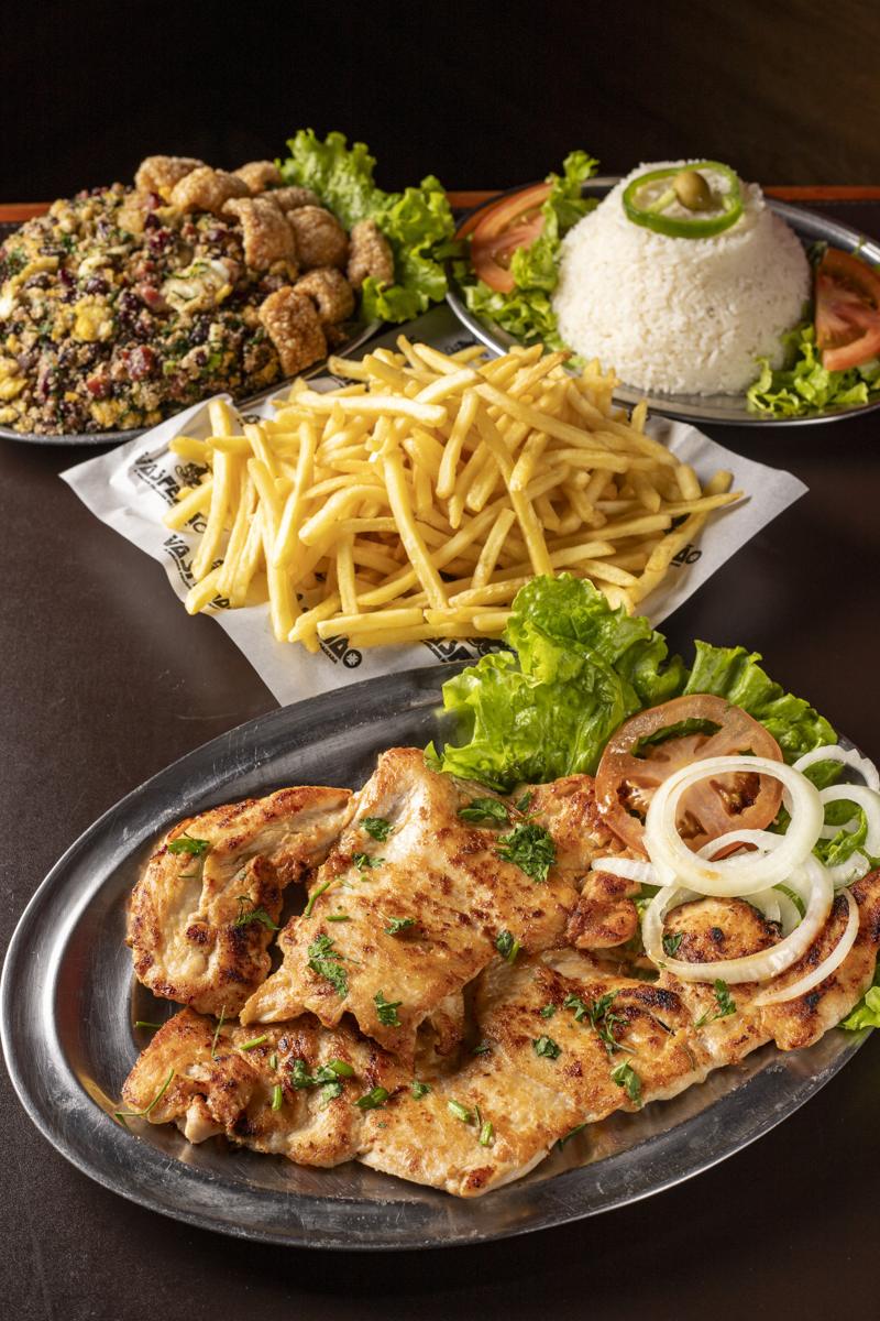 Filé de frango com acompanhamentos